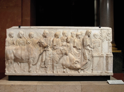 Relief représentant un suovétaurile. Premier ou deuxième quart du ier siècle ap. J.-C. Marbre veiné de gris. Paris, Musée du Louvre, Inv. MR 852 (n° usuel Ma 1096 ; coll. Grimani)