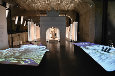 « Salle de la bataille d’Actium ». L’arc reproduit en arrière-plan est celui d’Actium, daté de 29 av. J.-C.