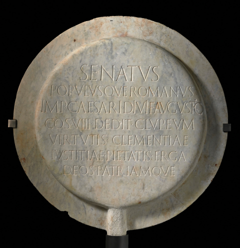 Clipeus Virtutis. Copie en marbre datée de 26 av. J.-C. du bouclier en or offert à Auguste par le Sénat en 27 av. J.-C. et accroché dans la curie de Rome, trouvée à Arles. Musée Départemental Arles Antique, Inv. CRY 51 00 95