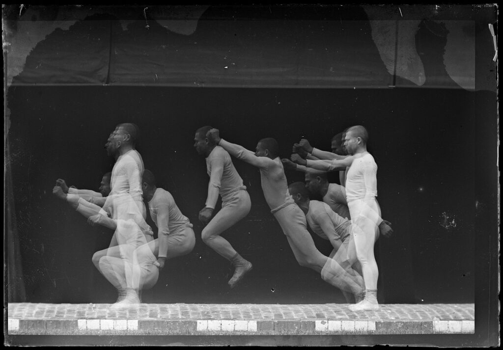 Étienne-Jules Marey, Saut en longueur sans élan. Chronophotographie sur plaque fixe, sans date © Collège de France. Archives, Fonds Marey